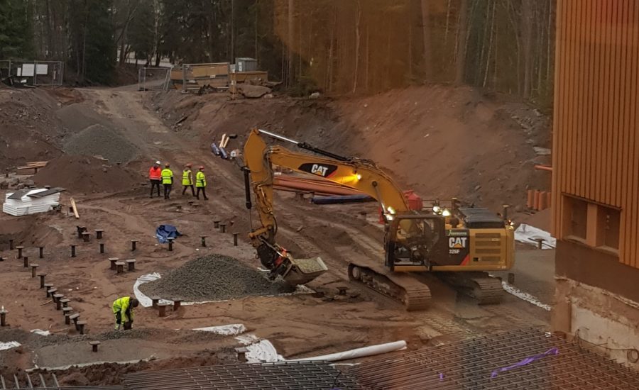 Arbete med Veidekke med anläggning av grund i Rölunda.